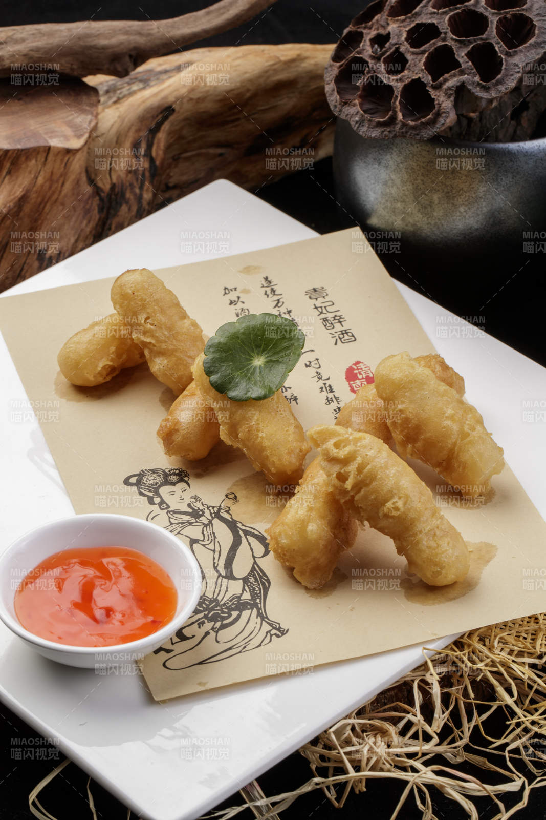 白色瓷盘装的油炸鸡胸条图片