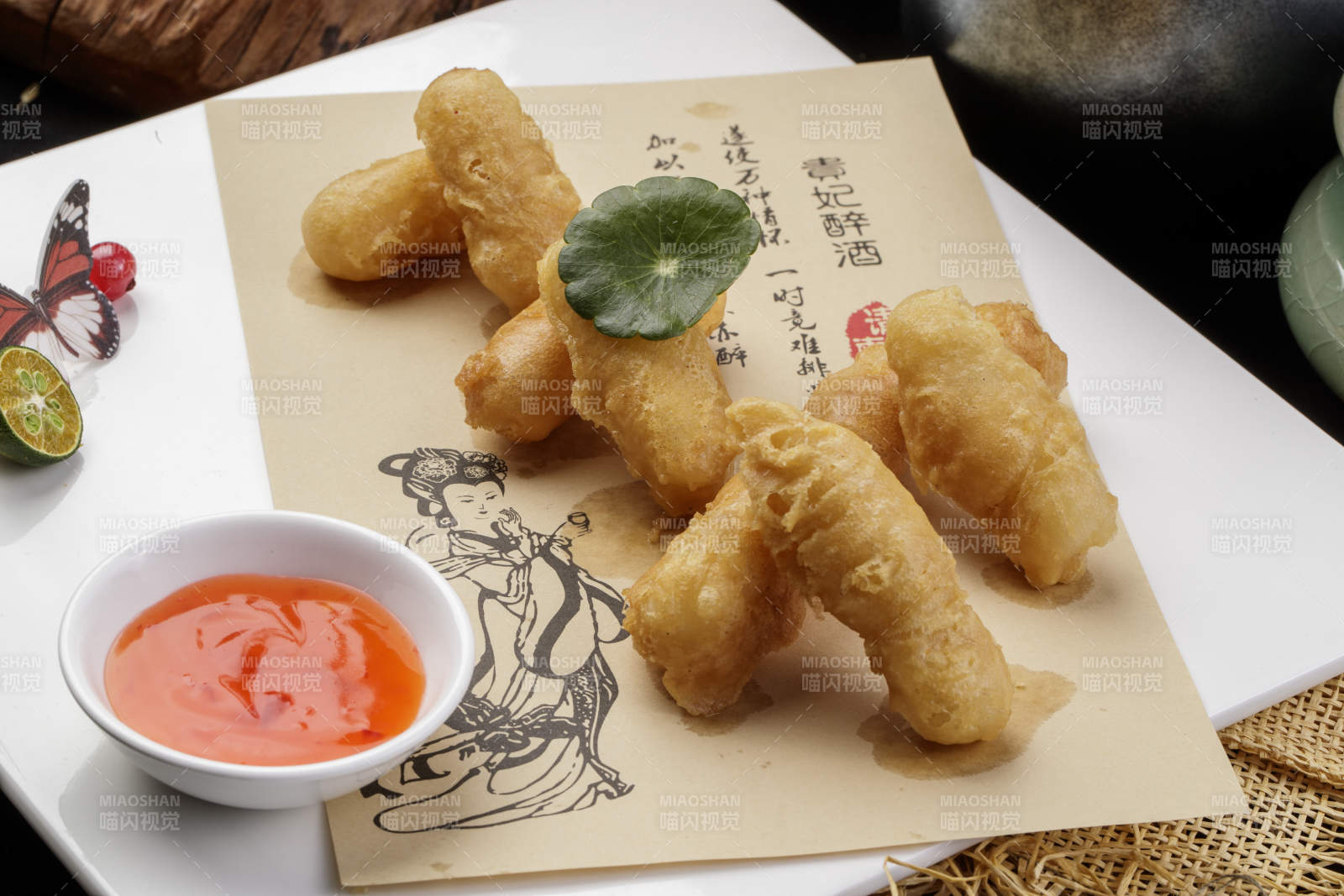 白色瓷盘装的油炸鸡胸条图片