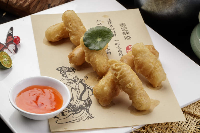 白色瓷盘装的油炸鸡胸条图片