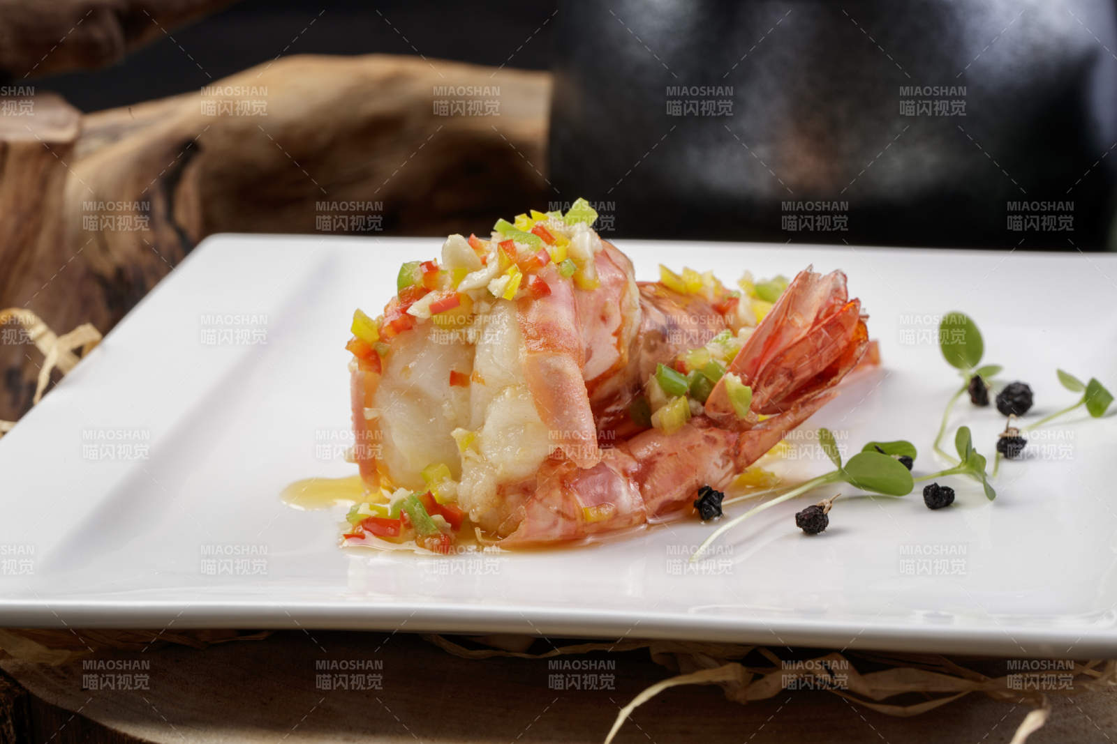 方形瓷盘装的开背大虾摆放在樟木砧板上图片