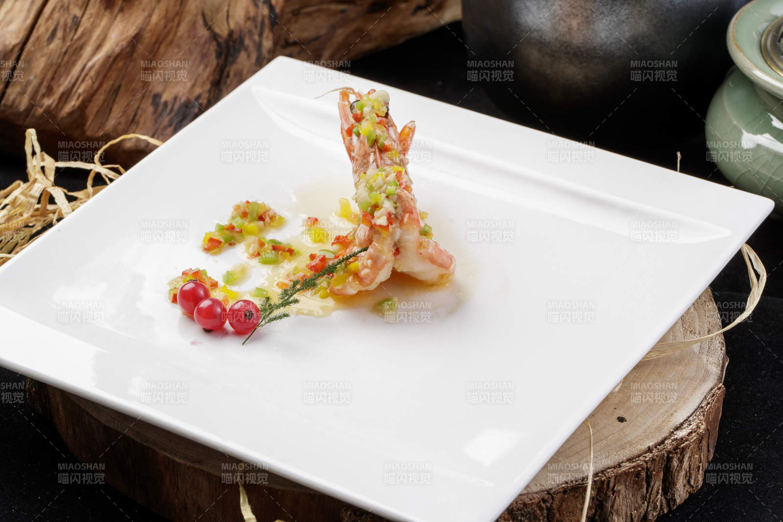 方形瓷盘装的开背大虾摆放在樟木砧板上图片