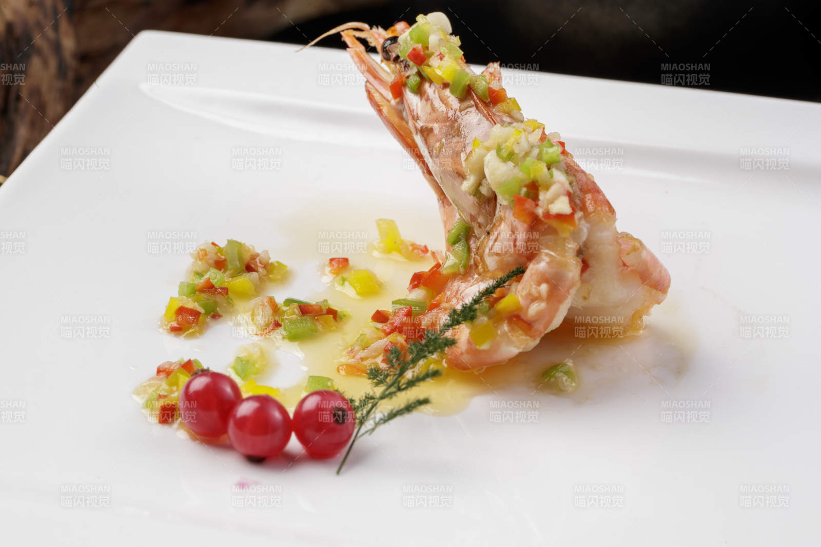 方形瓷盘装的开背大虾摆放在樟木砧板上图片