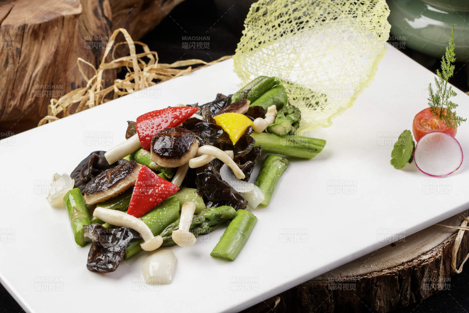 芦笋羌爆山珍菌摆放在樟木砧板上图片