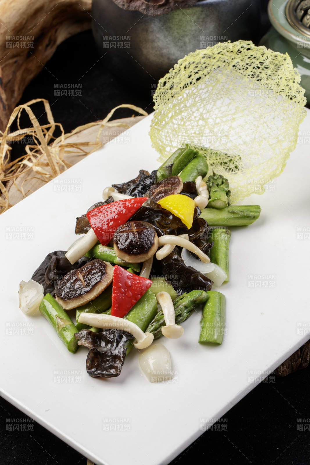 芦笋羌爆山珍菌摆放在樟木砧板上图片