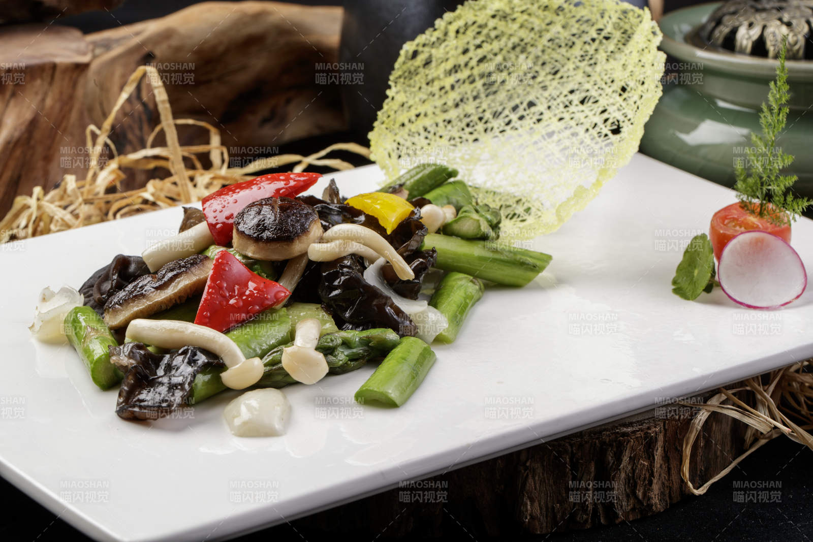 芦笋羌爆山珍菌摆放在樟木砧板上图片