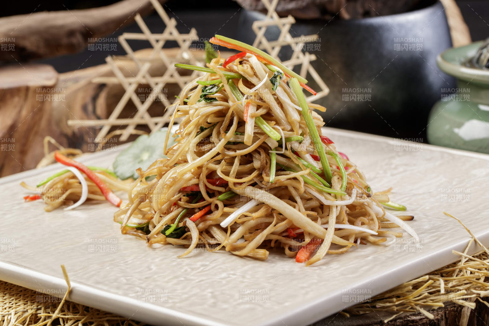 米色放瓷盘装的炝炒素三丝摆放在草垫子上图片