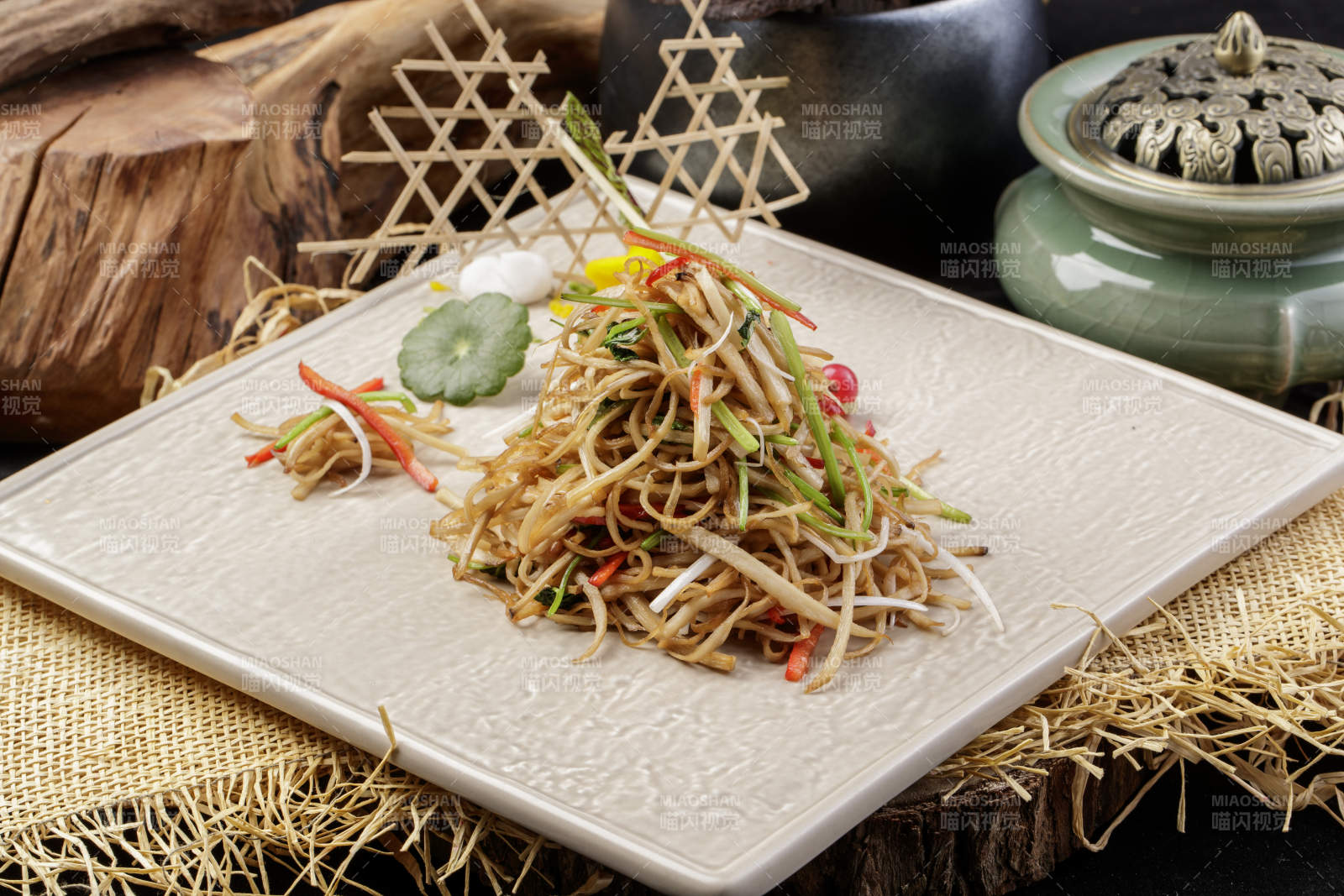 米色放瓷盘装的炝炒素三丝摆放在草垫子上图片
