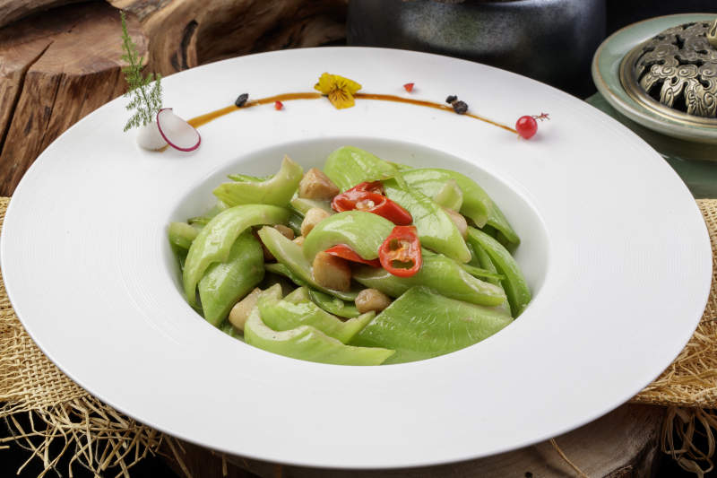 白色瓷盘装的蒜香玉女瓜图片