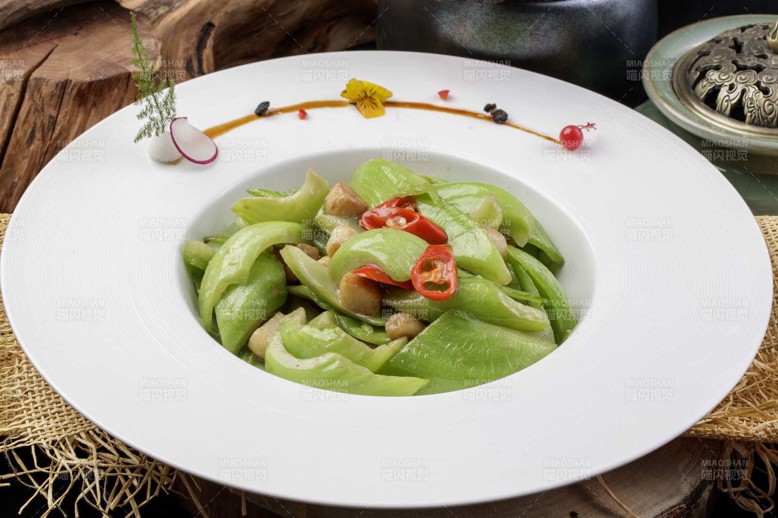 白色瓷盘装的蒜香玉女瓜图片