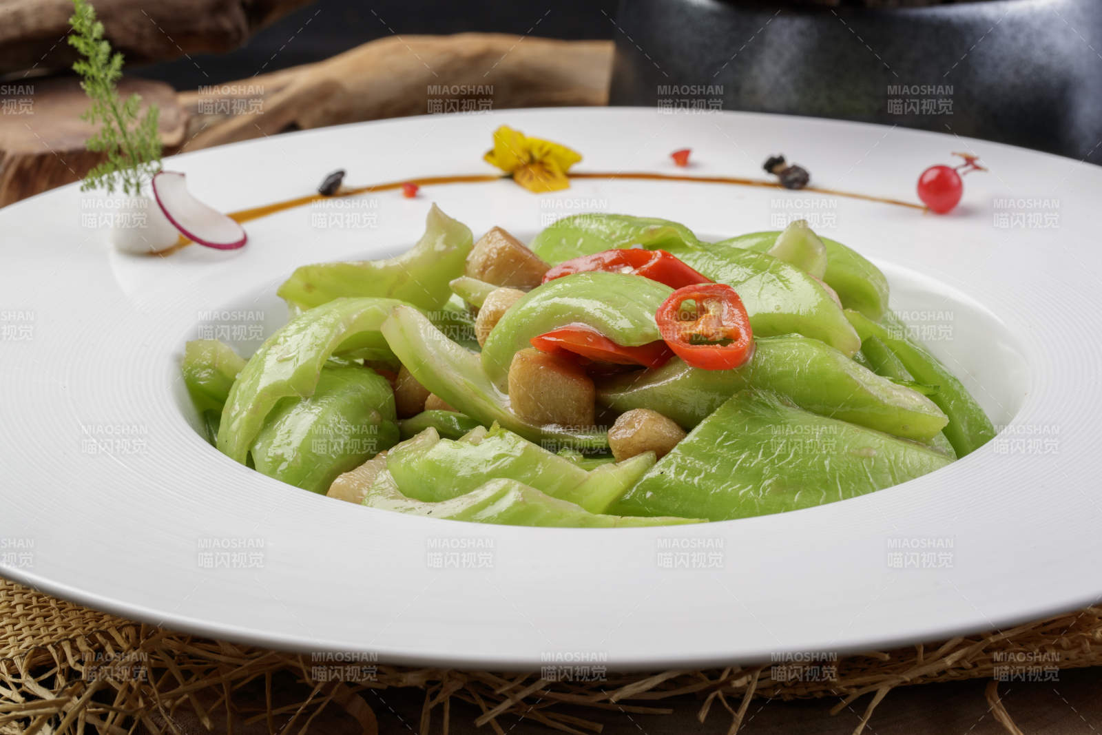 白色瓷盘装的蒜香玉女瓜图片