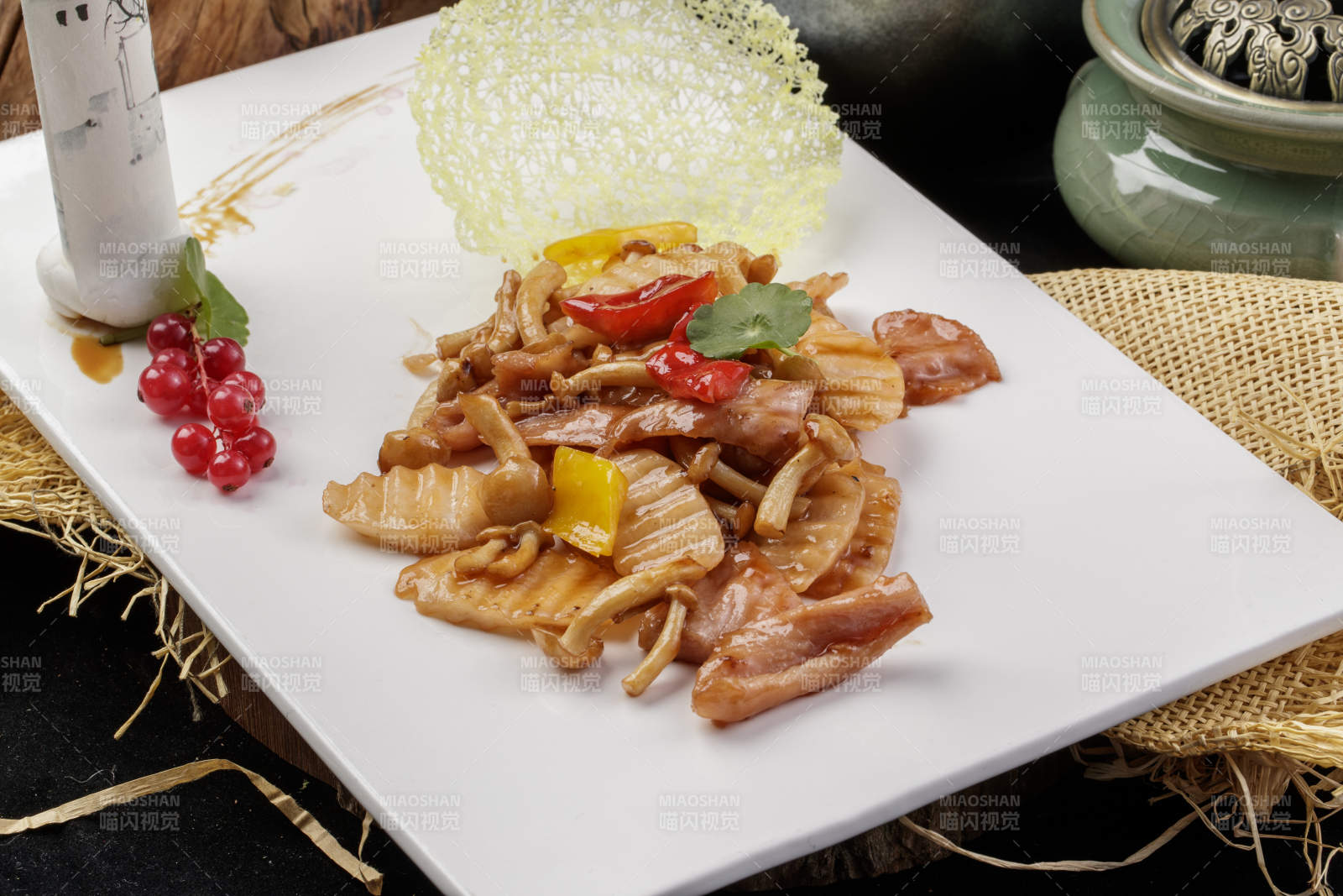 长山药腊肉山珍菌摆放在樟木砧板上图片