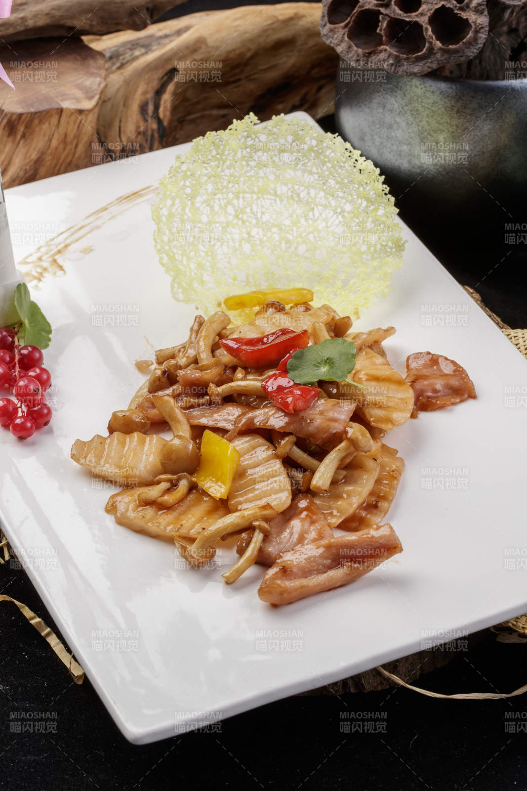 长山药腊肉山珍菌摆放在樟木砧板上图片