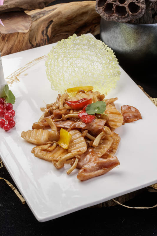 长山药腊肉山珍菌摆放在樟木砧板上图片