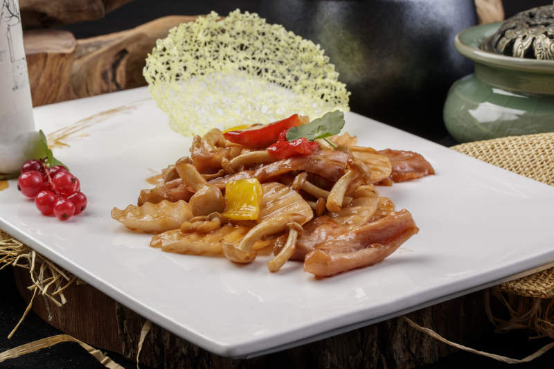 长山药腊肉山珍菌摆放在樟木砧板上图片