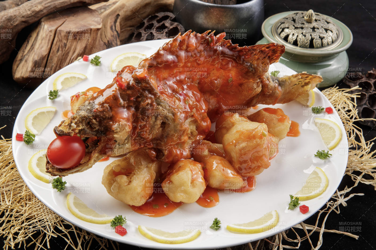 白色盘装的浇汁油炸桂鱼大虾球图片