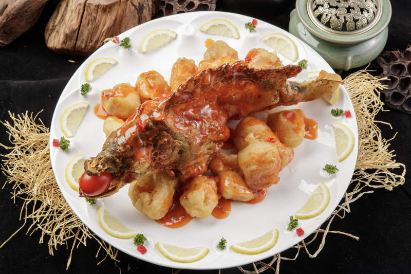 白色盘装的浇汁油炸桂鱼大虾球图片