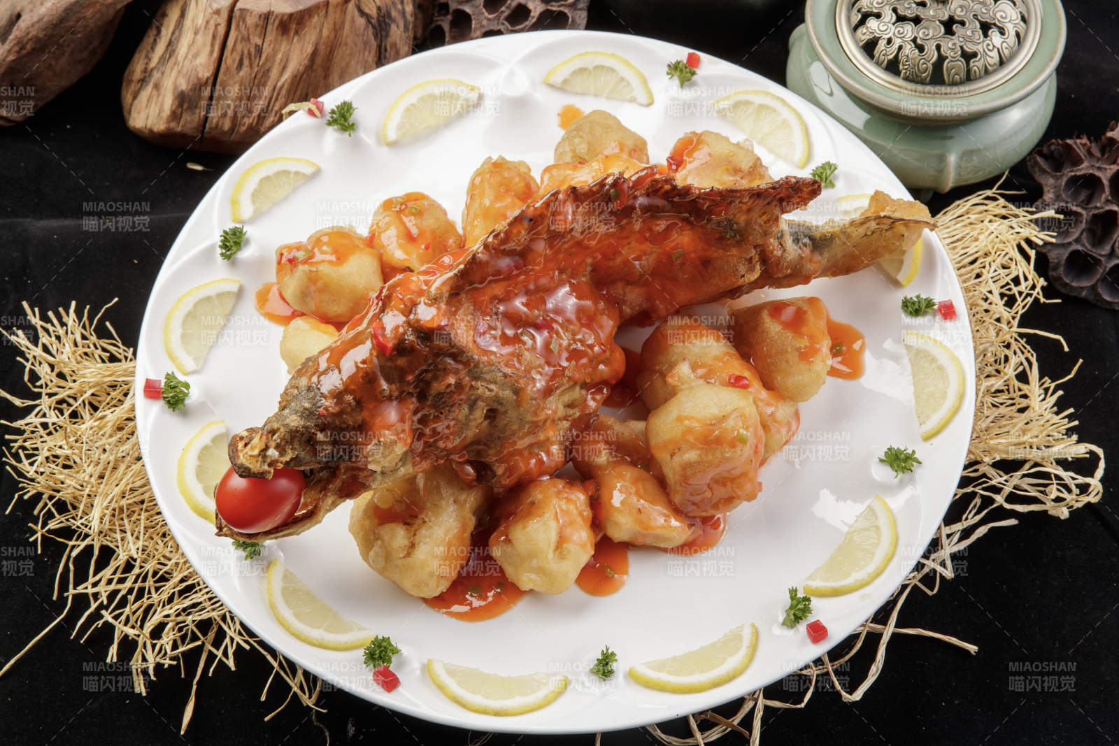 白色盘装的浇汁油炸桂鱼大虾球图片