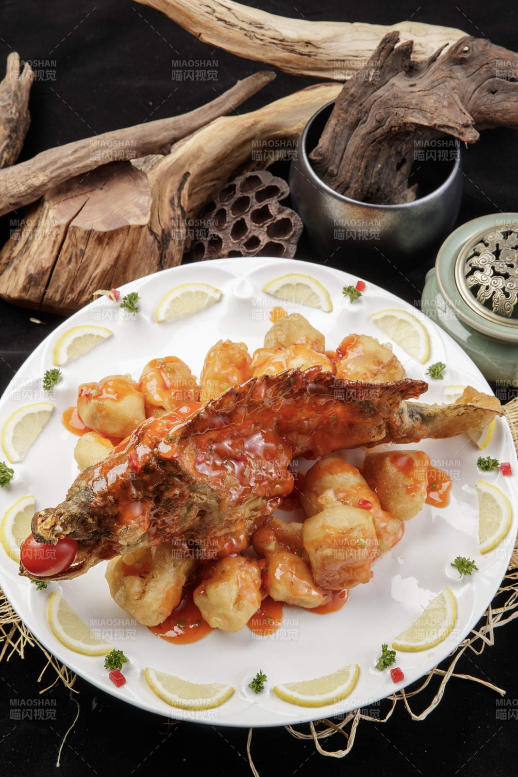 白色盘装的浇汁油炸桂鱼大虾球图片