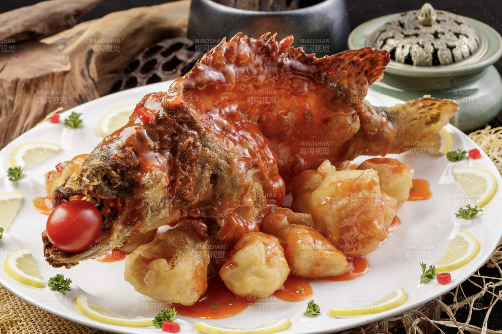 白色盘装的浇汁油炸桂鱼大虾球图片