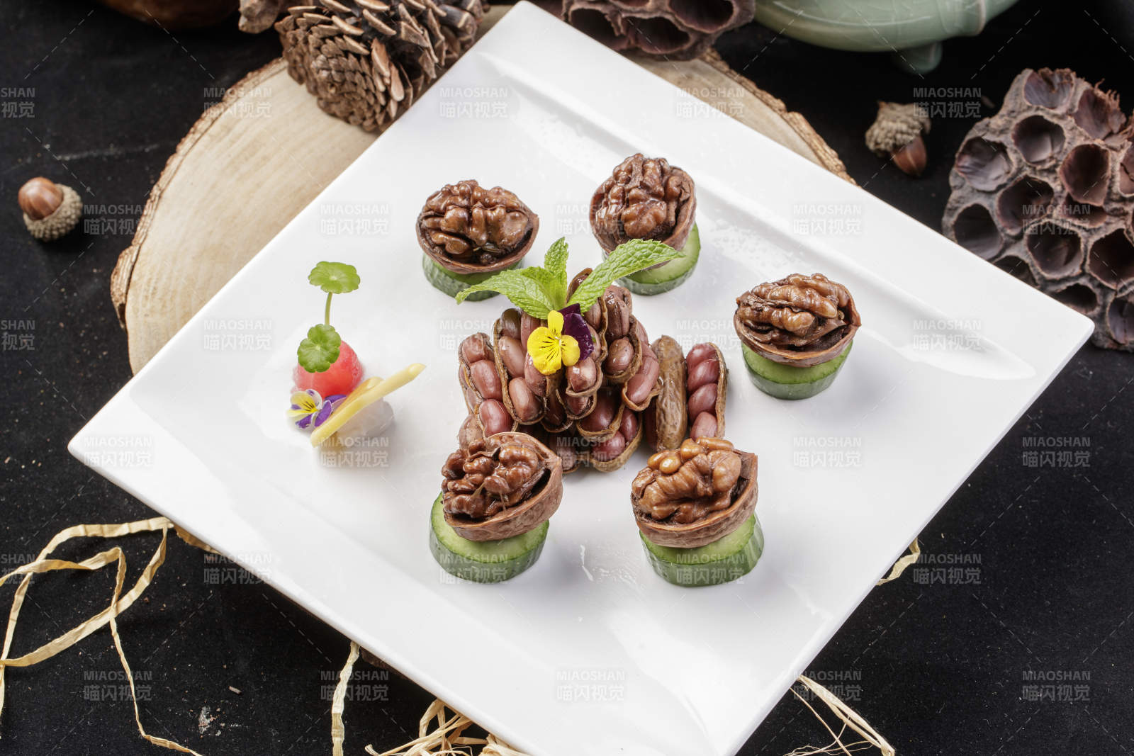 方形瓷盘装的卤味核桃摆放在樟木砧板上图片