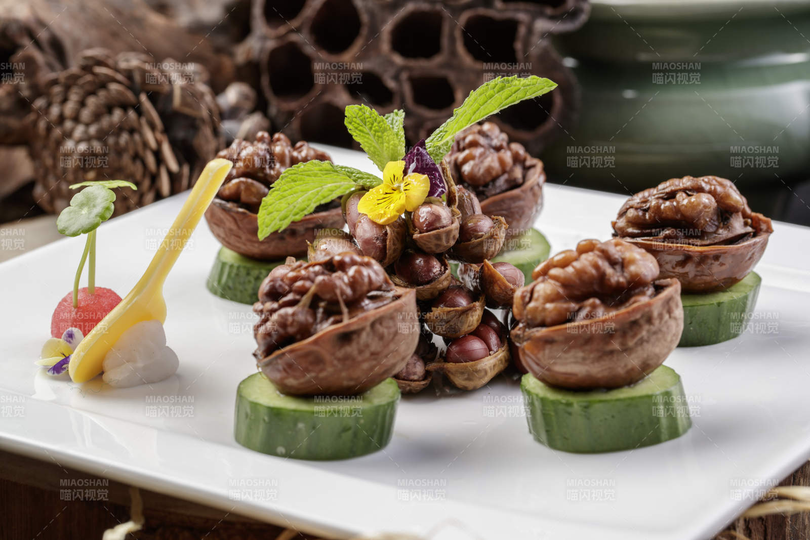 方形瓷盘装的卤味核桃摆放在樟木砧板上图片