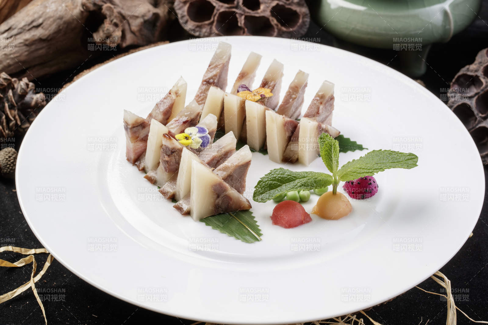 精美餐具装的白玉肘花切片图片