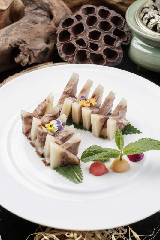 精美餐具装的白玉肘花切片图片