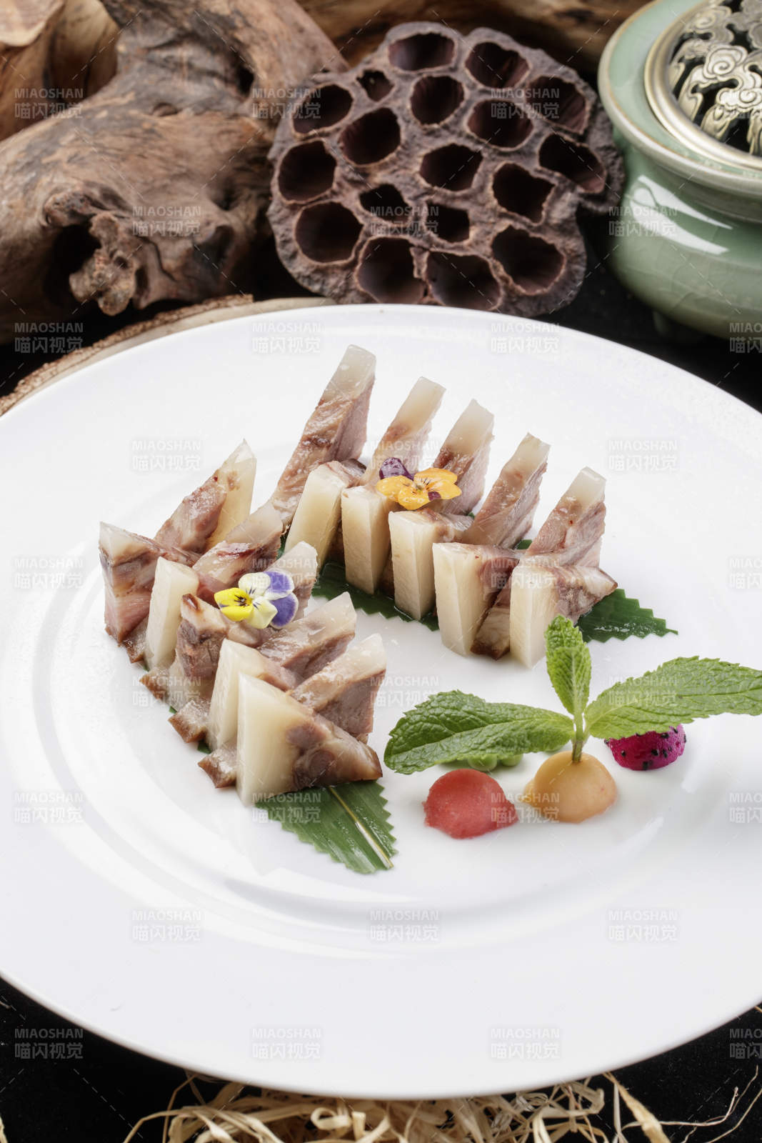 精美餐具装的白玉肘花切片图片