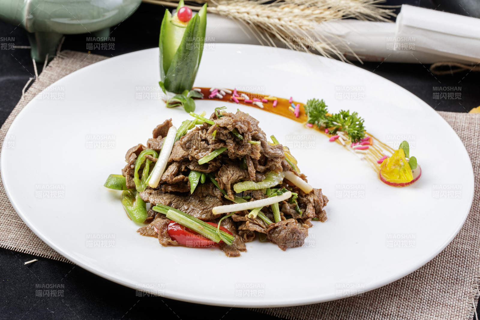 白色圆瓷盘装的湘味小炒肉图片