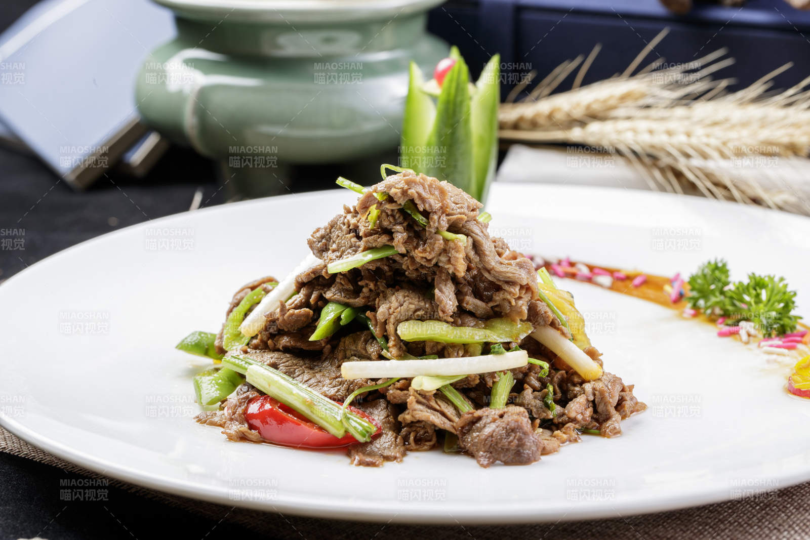 白色圆瓷盘装的湘味小炒肉图片