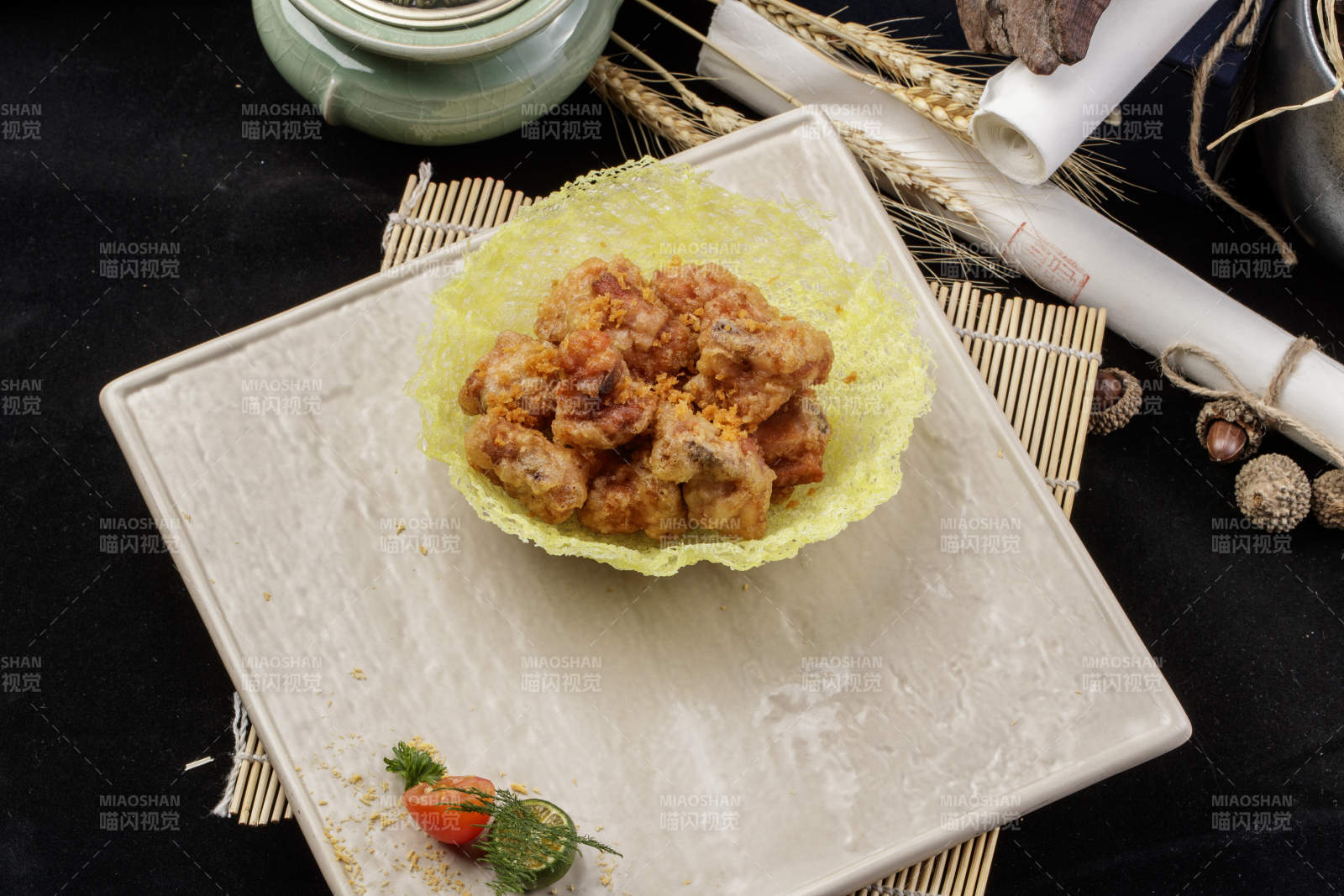 米色放瓷盘装的金盏猪小排摆放在寿司帘上图片