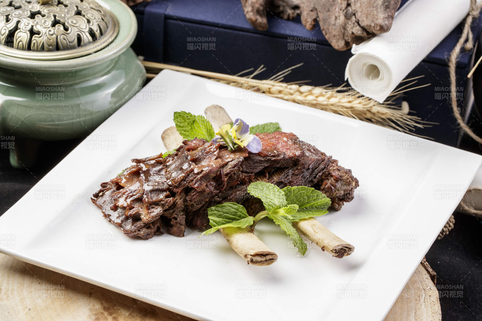 方形瓷盘装的脱骨酱牛肋摆放在樟木砧板上图片