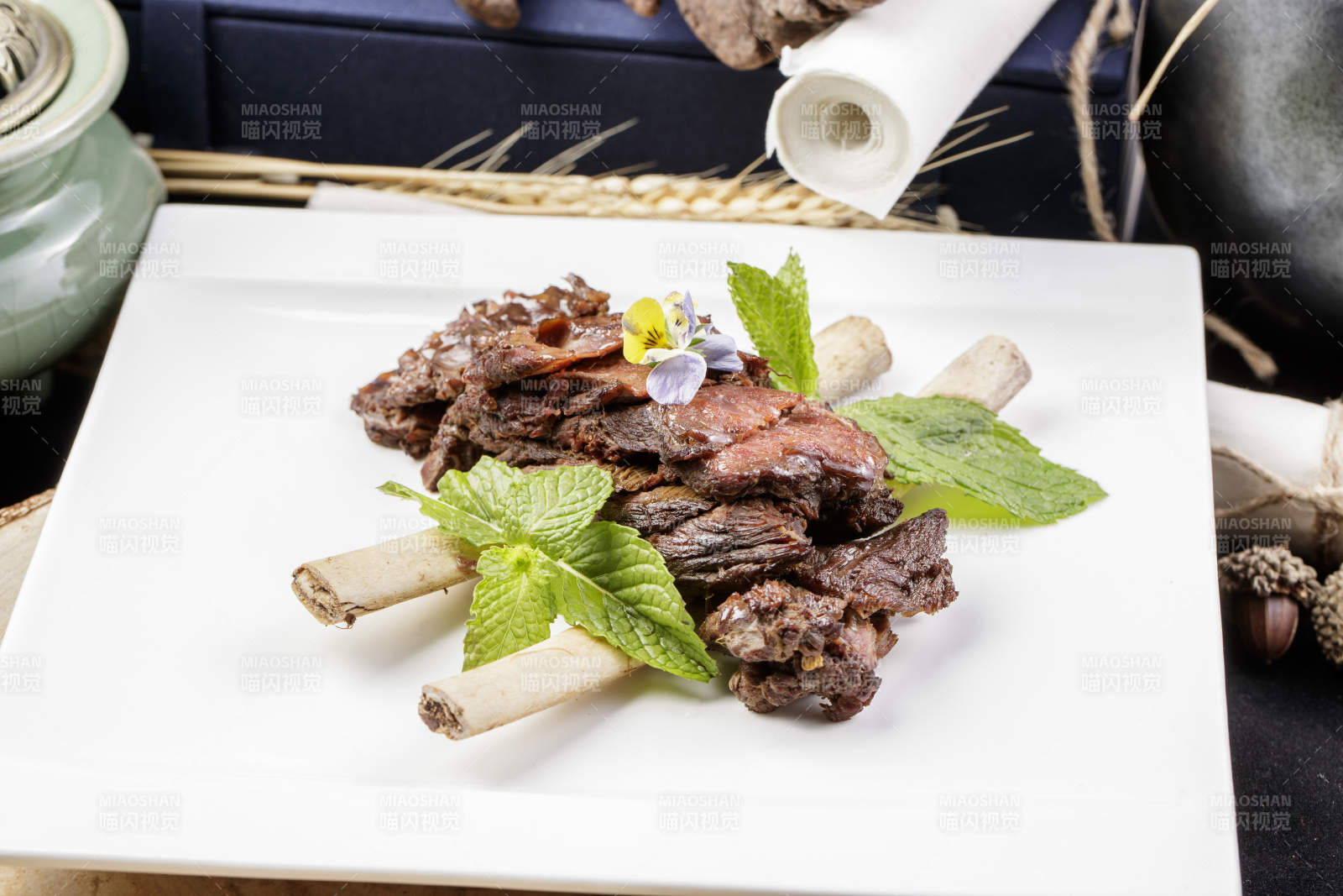 方形瓷盘装的脱骨酱牛肋摆放在樟木砧板上图片