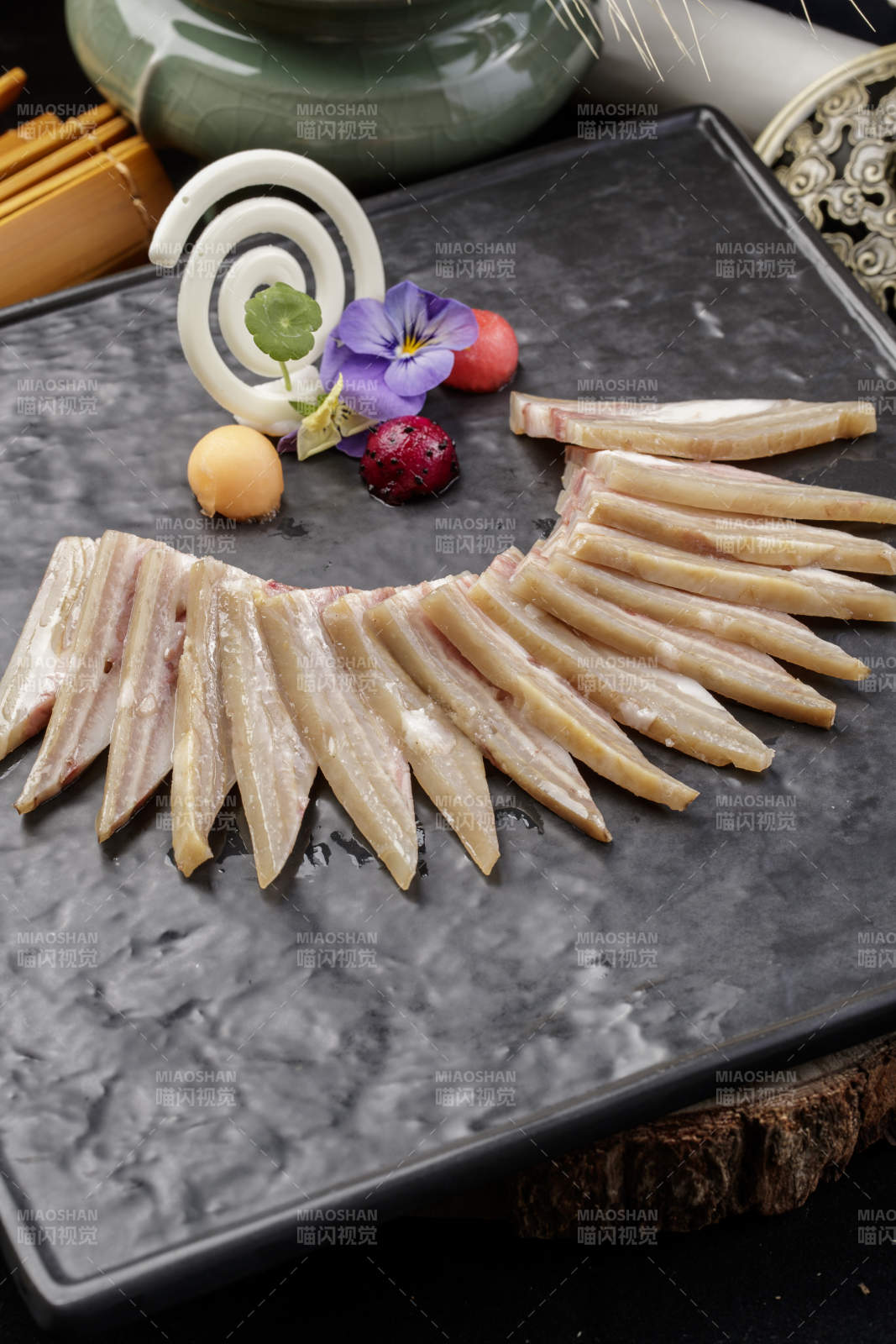 精美餐具装的白玉肘花切片图片