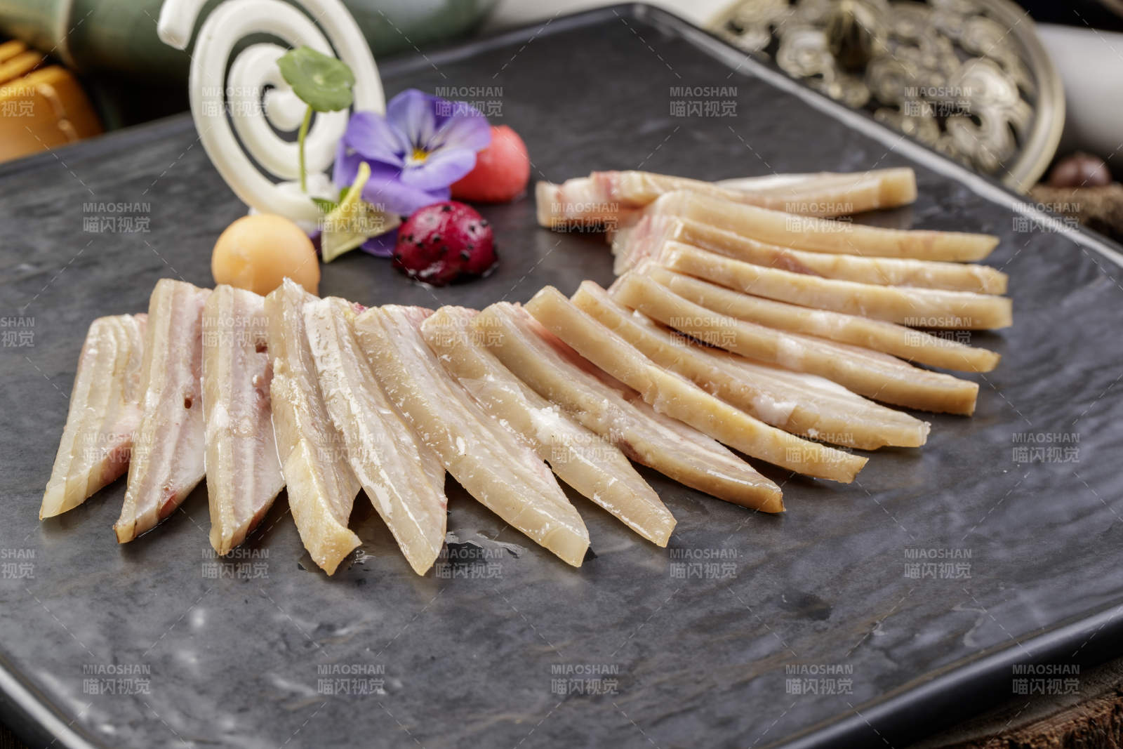 精美餐具装的白玉肘花切片图片