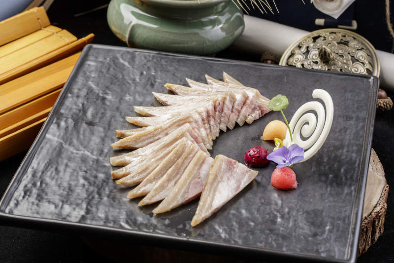 精美餐具装的白玉肘花切片图片