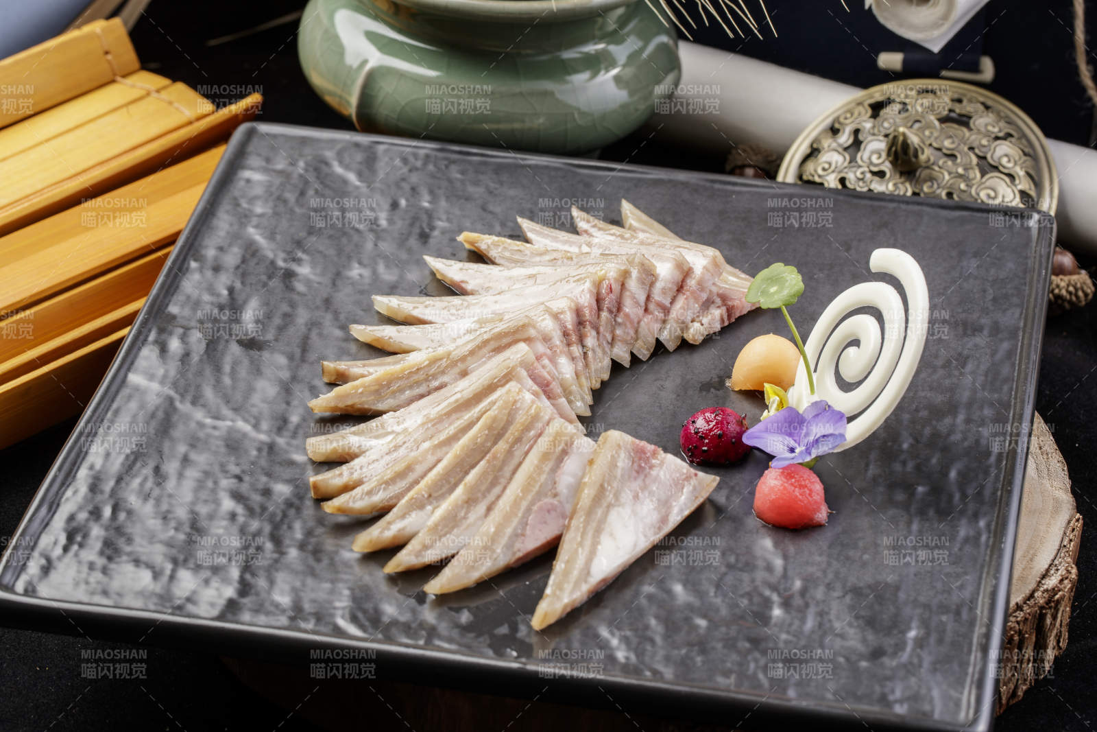 精美餐具装的白玉肘花切片图片