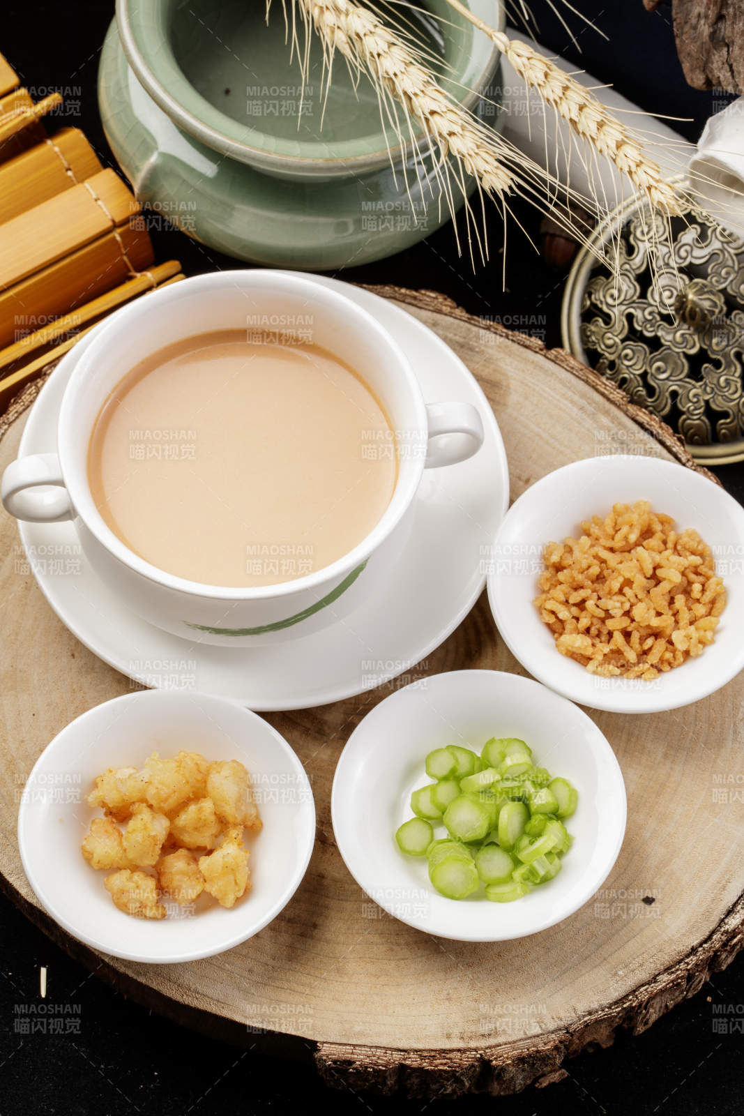 白色瓷餐具装的蒙古奶茶图片