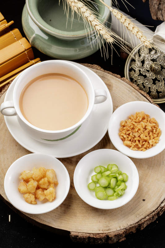 白色瓷餐具装的蒙古奶茶图片