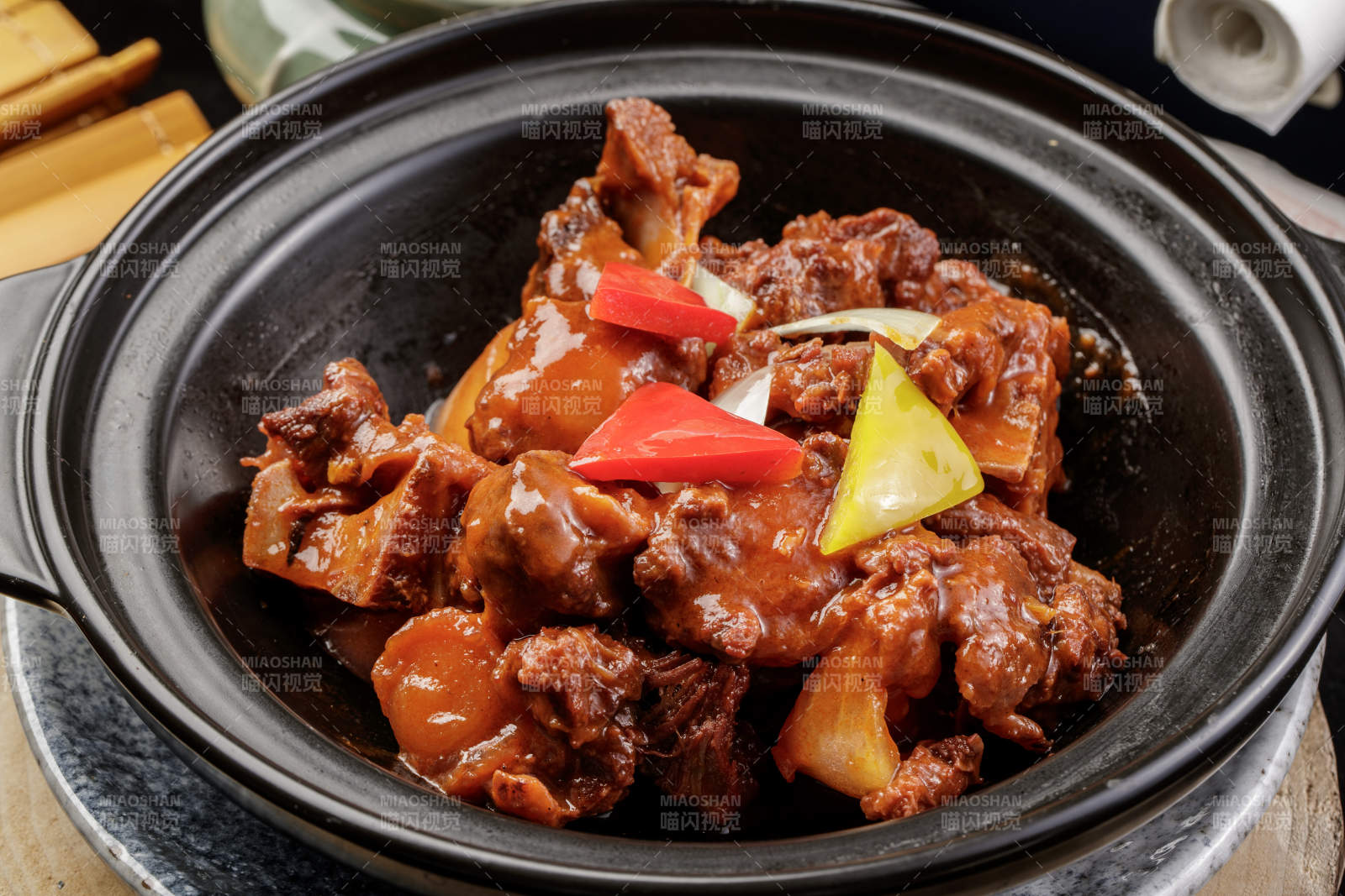黑色砂锅装的黄焖牛尾图片