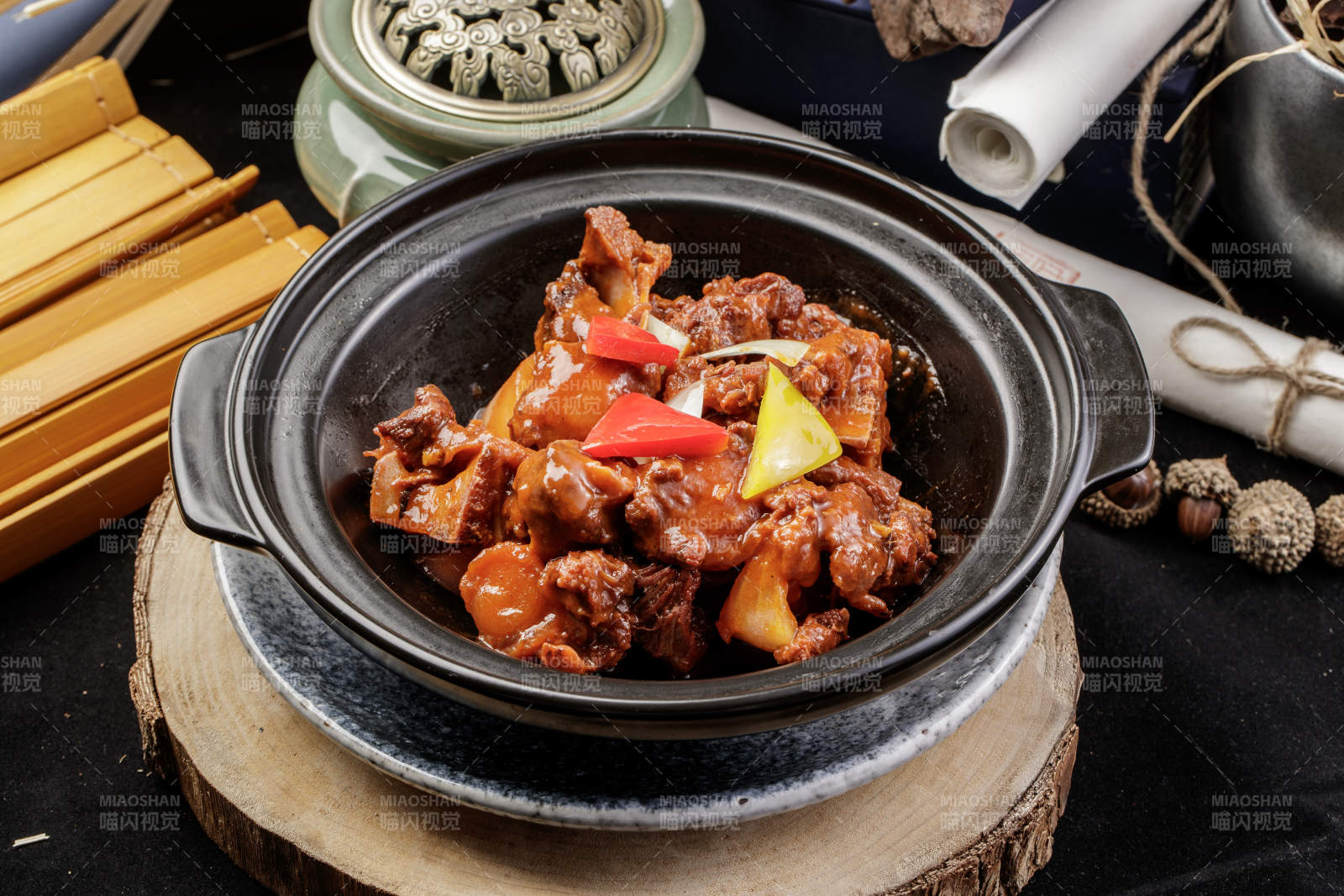 黑色砂锅装的黄焖牛尾图片