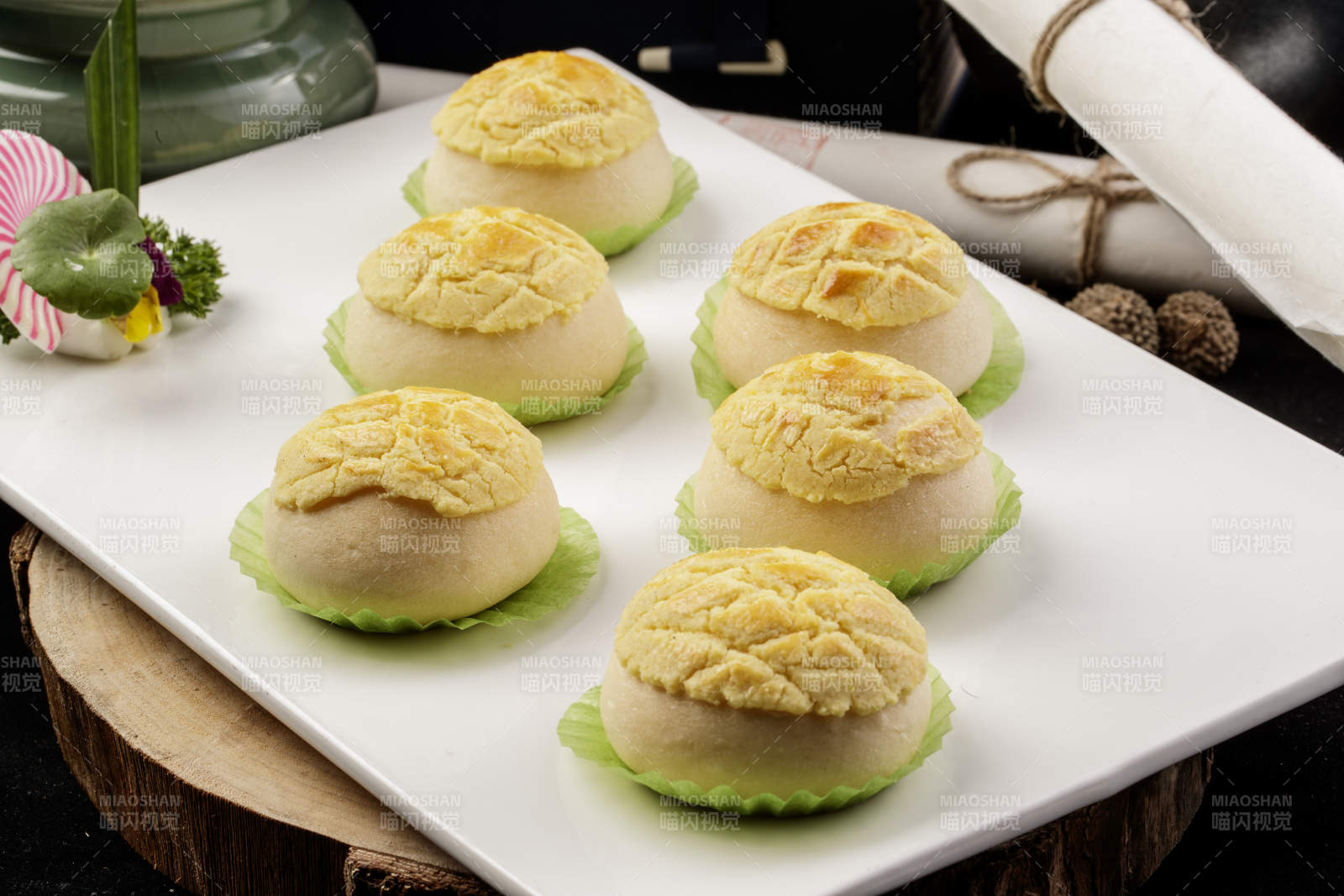 港式茶餐菠萝包摆放在樟木砧板上图片