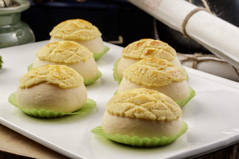 港式茶餐菠萝包摆放在樟木砧板上图片