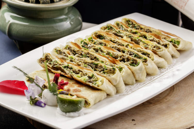 白色瓷盘装的地皮菜韭菜鸡蛋烙饼图片