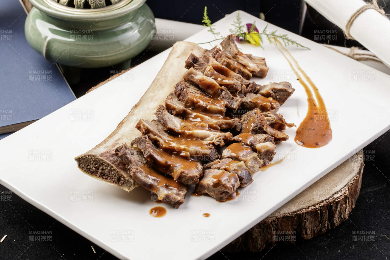 黑胡椒酱汁牛肋剔骨肉摆放在樟木砧板上图片