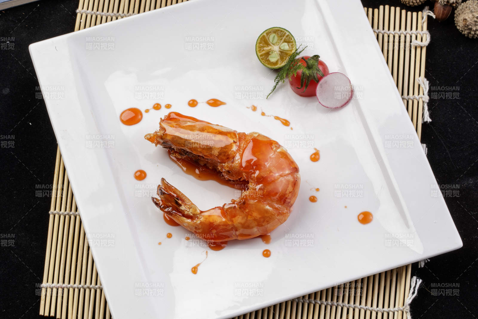 方形瓷盘装的油煎浇汁深海虾摆放在寿司帘上图片