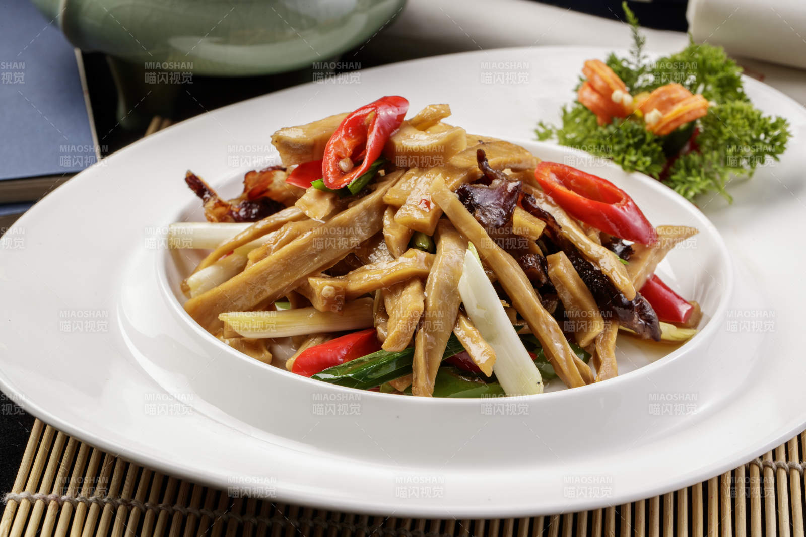 白色瓷盘装的的大葱烧猪肚图片