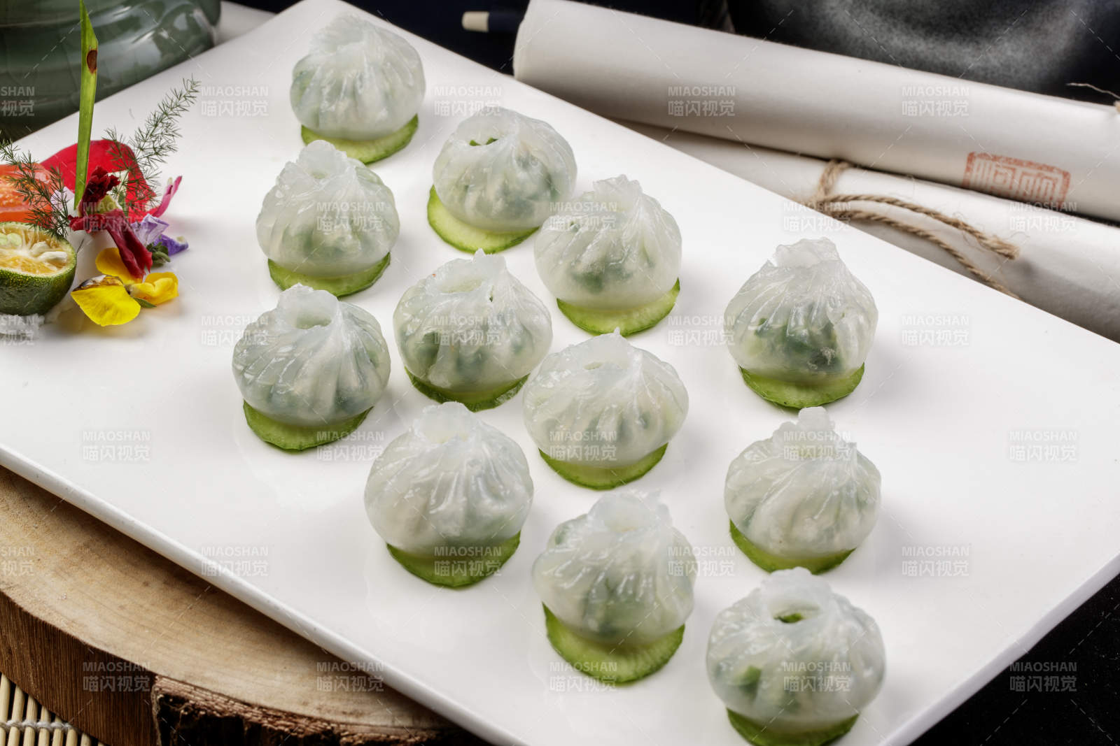 水晶素馅汤包摆放在樟木砧板上图片