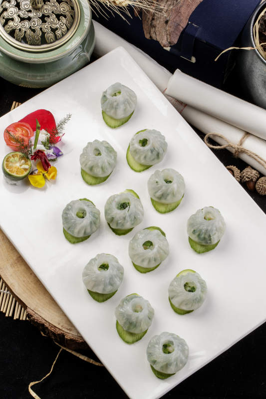 水晶素馅汤包摆放在樟木砧板上图片