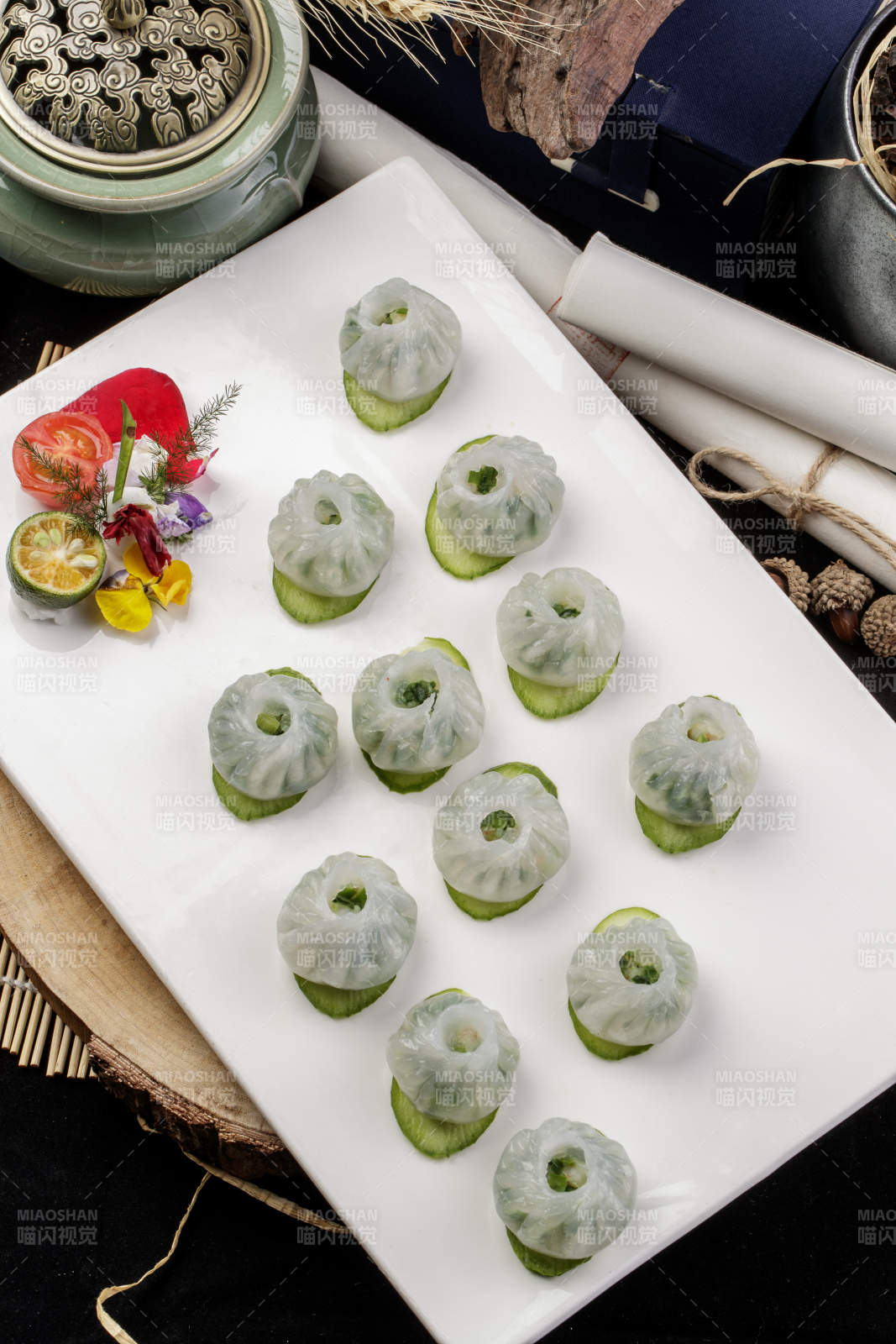水晶素馅汤包摆放在樟木砧板上图片